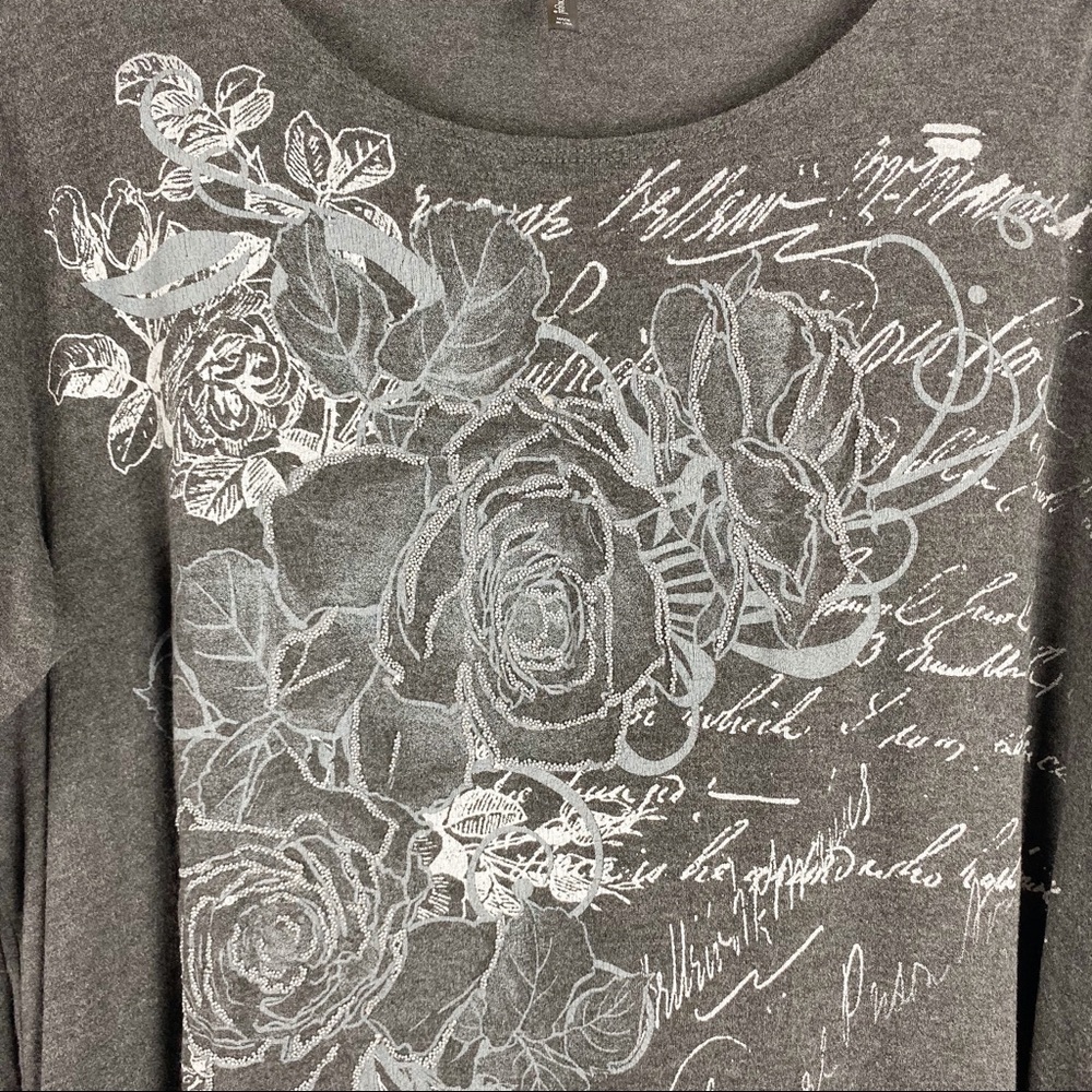 Bleaker & McDougal Gray Graphic Print Roses Top 1X - Picture 3 of 6